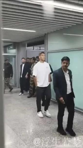 苏亚雷斯自在漫步，无保镖随行，宛若置身家乡！